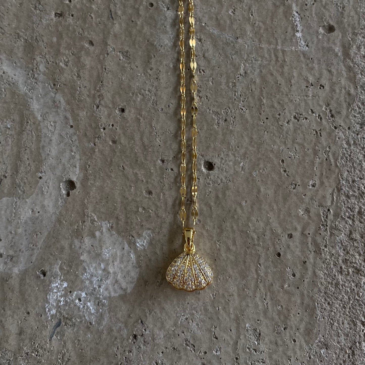 Muschelkette in Gold