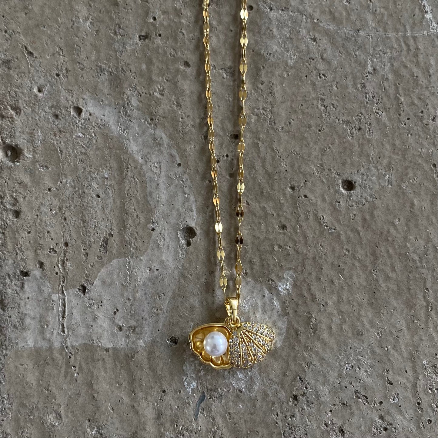 Muschelkette in Gold