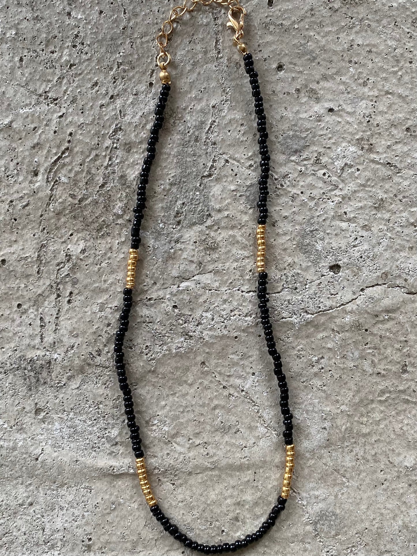 Glasperlenkette in Schwarz/Gold