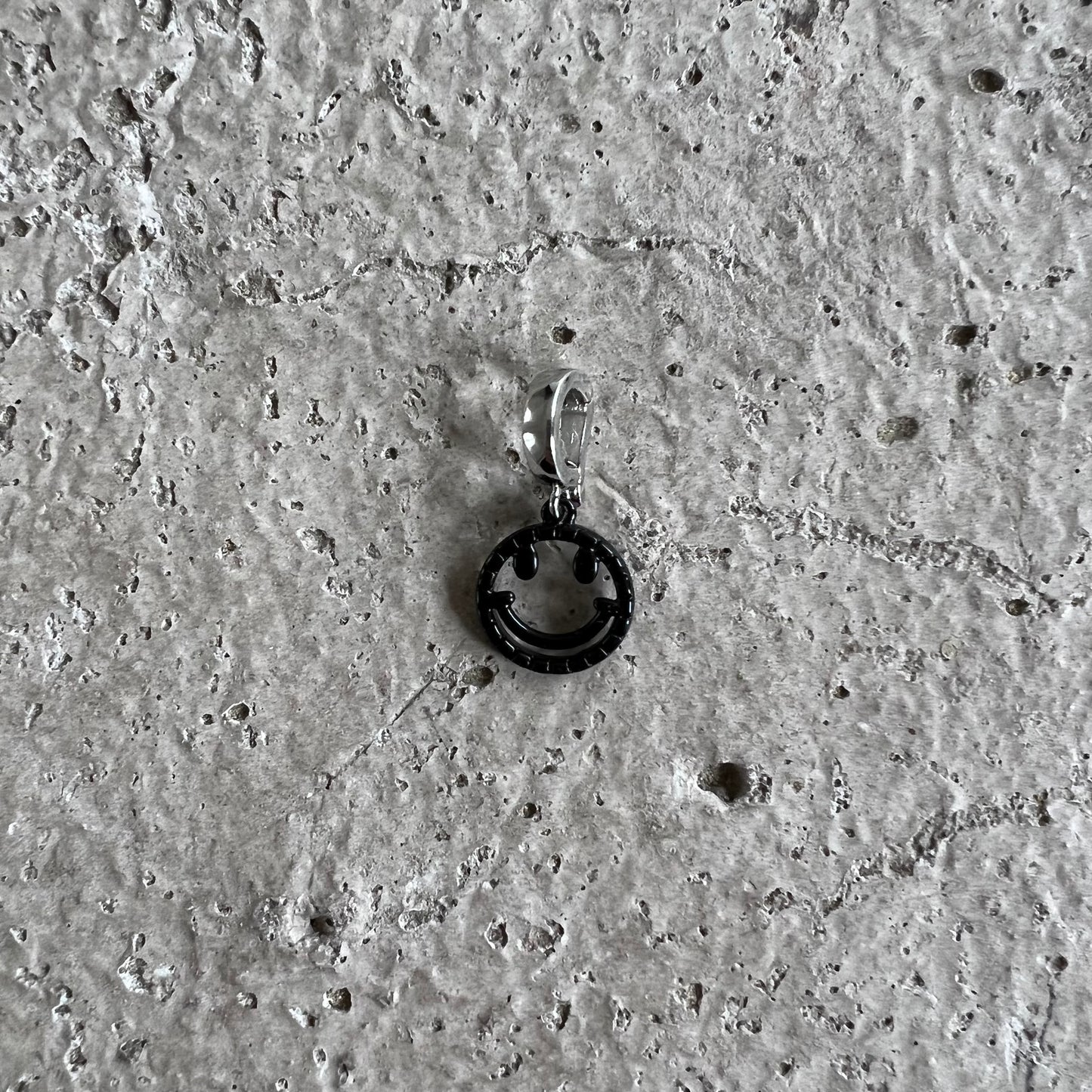 Smiley 'HAPPY' in Schwarz