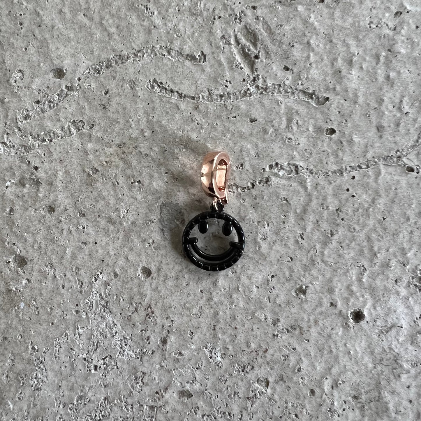 Smiley 'HAPPY' in Schwarz