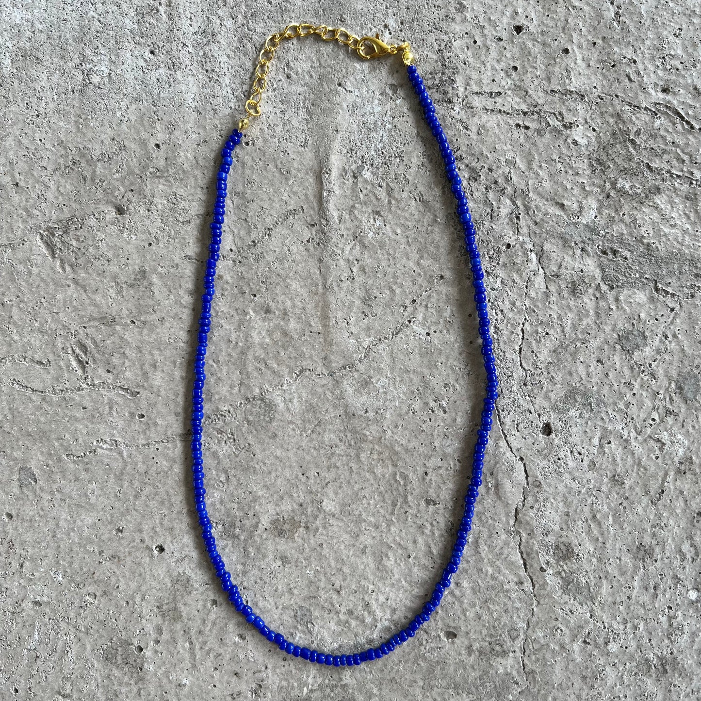 Glasperlenkette in Royalblau