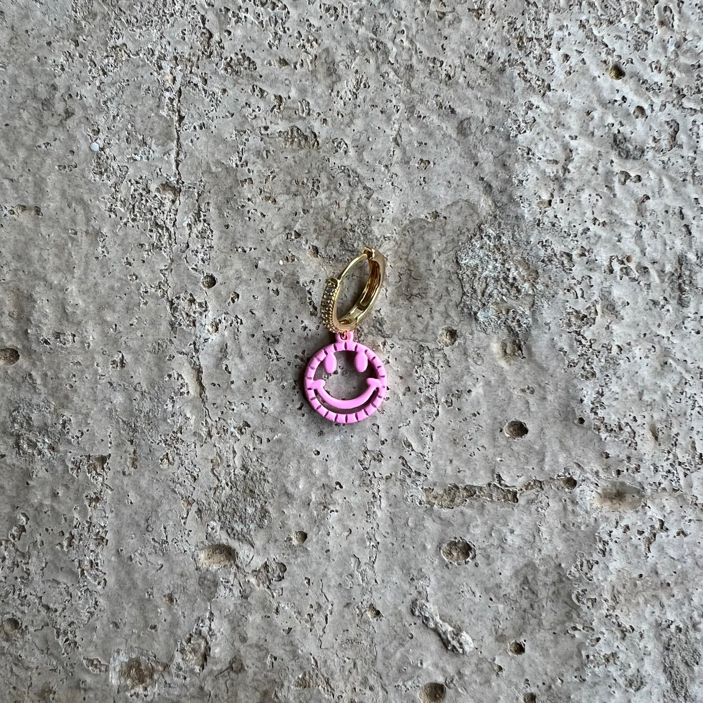 Ohrring 'HAPPY' in Rosa